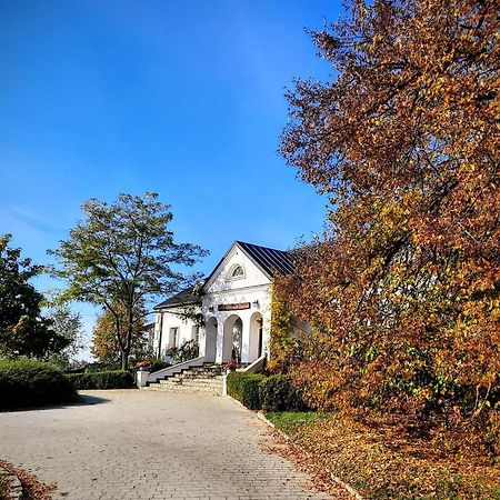 Dwór na Wichrowym Wzgórzu Acomodação com café da manhã Przybysławice Exterior foto